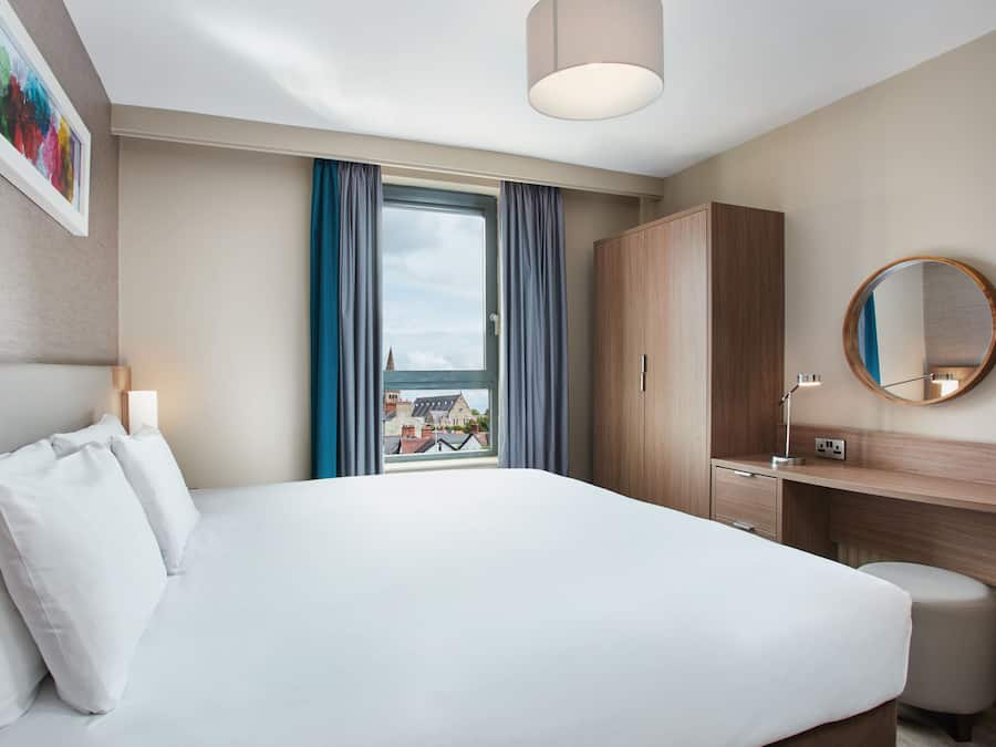 Escritorio, tabla de planchar con plancha, wifi gratis y ropa de cama