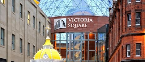 Victoria Square, avec son imposant dôme de verre et son pavillon jaune.