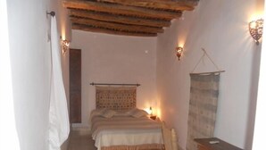 Premium bedding, desk, free WiFi, individually decorated - Riad Ineslisa (Marrakech)