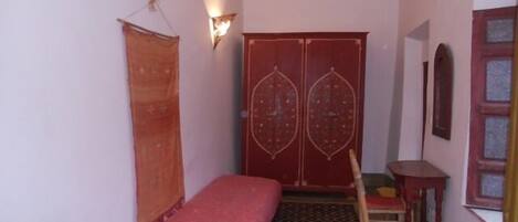 Tremannsrom – superior (Rouge) | Sengetøy av topp kvalitet, individuelt dekorert og individuelt innredet