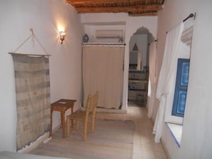Premium bedding, individually decorated, individually furnished, desk - Riad Ineslisa (Marrakech)