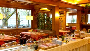 Free daily buffet breakfast  - Seeboeckenhotel Zum Weissen Hirschen (Sankt Wolfgang im Salzkammergut)