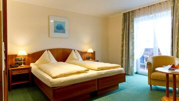 Tweepersoonskamer, voor 1 persoon, uitzicht op meer | Luxe beddengoed, een minibar, een kluis op de kamer, een bureau