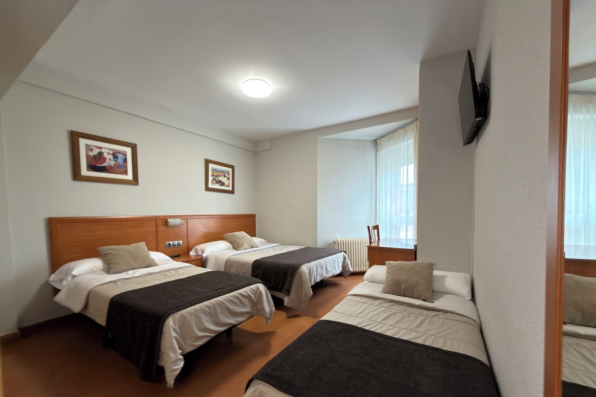 Habitación cuádruple familiar (extra bed) | Escritorio y wifi gratis