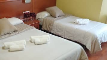 Habitación con 2 camas individuales | Escritorio y wifi gratis