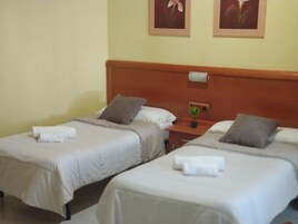 Habitación con 2 camas individuales | Escritorio y wifi gratis