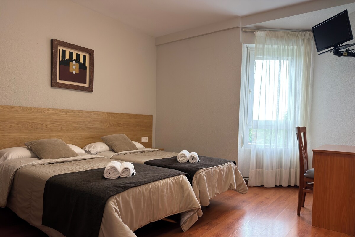 Habitación con 2 camas individuales | Escritorio y wifi gratis