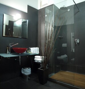 Dusche, kostenlose Toilettenartikel, Haartrockner, Hausschuhe