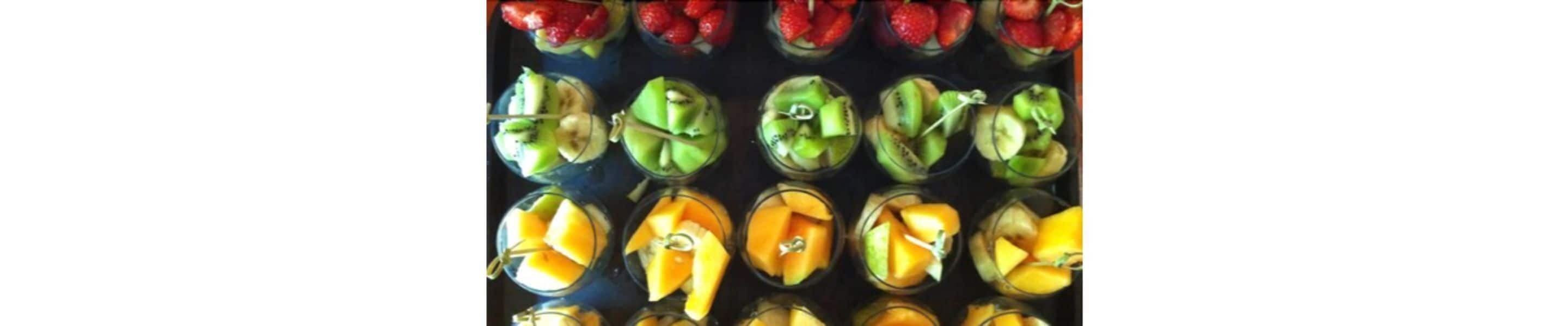 Ciottoli di frutta disposti ordinatamente in file.