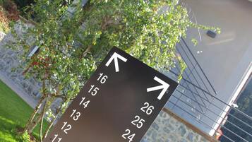 Un panneau de signalisation indiquant les numéros des pièces et un symbole représentant les pièces et les caméras.