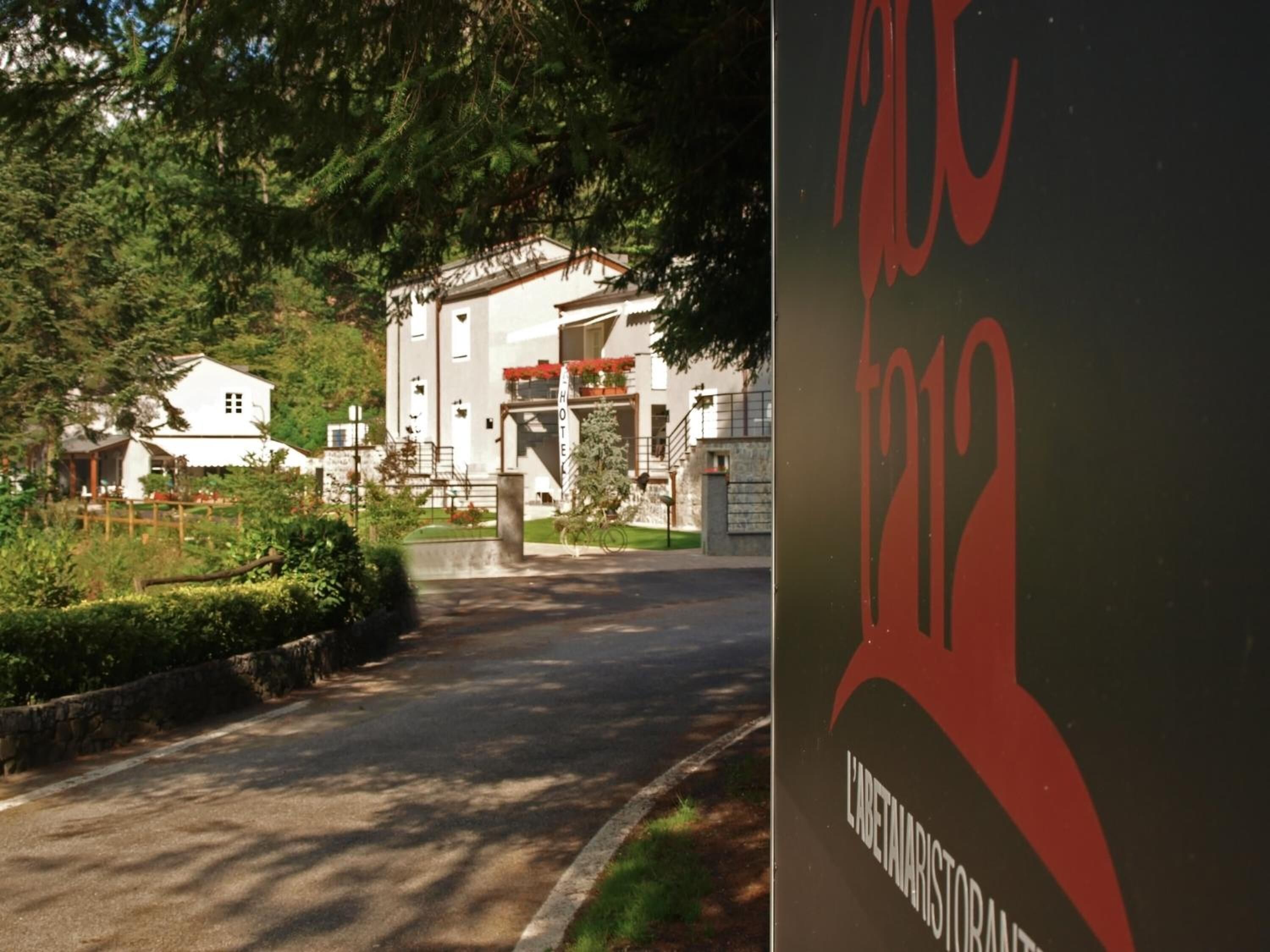 Een hotel ingang met een bord waarop 