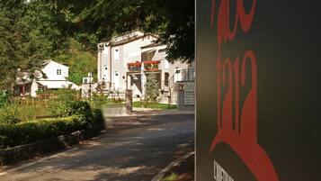 Een hotel ingang met een bord waarop