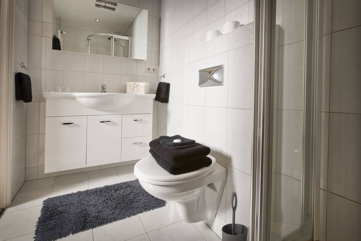 separate bathtub and shower, hair dryer, towels