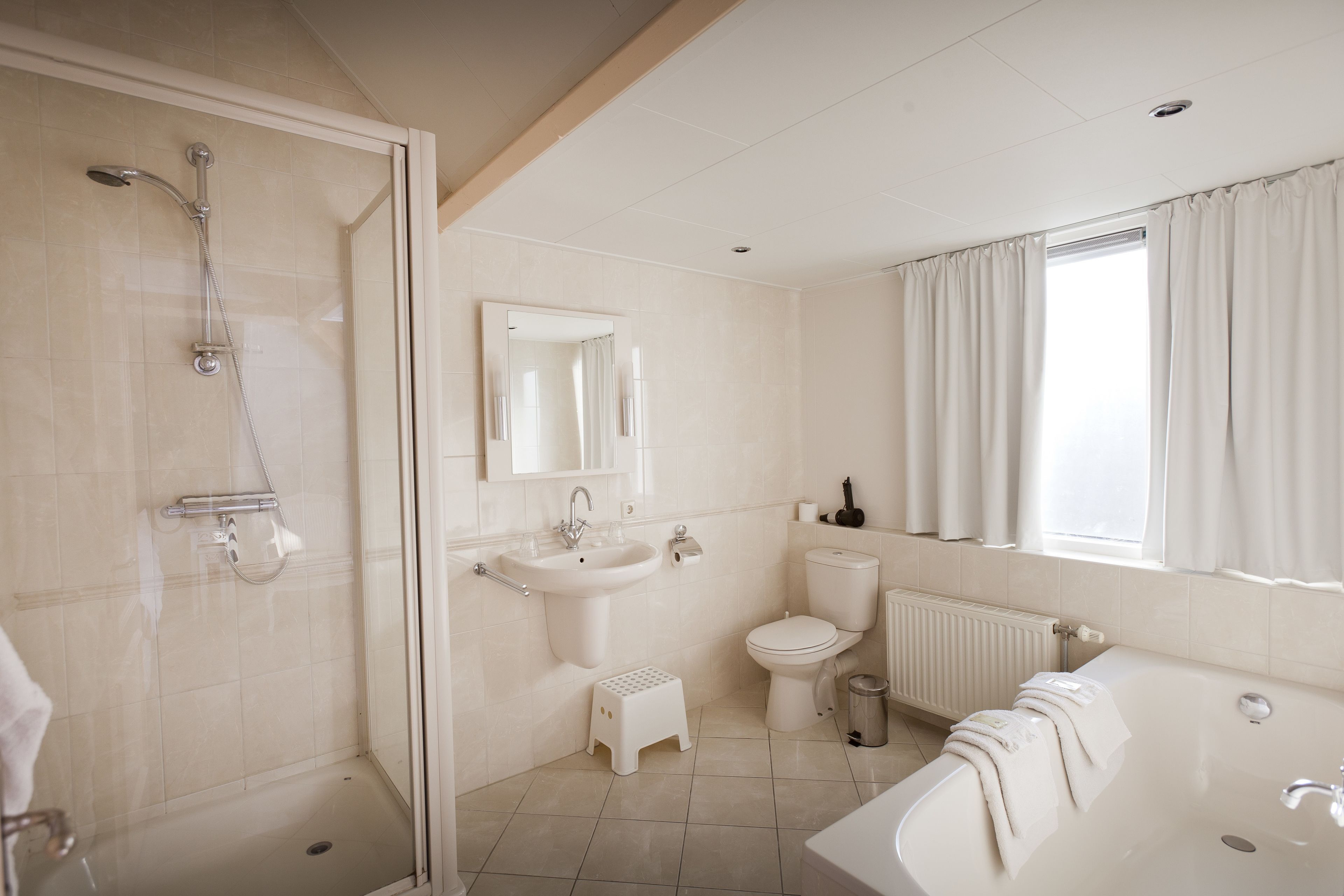 separate bathtub and shower, hair dryer, towels