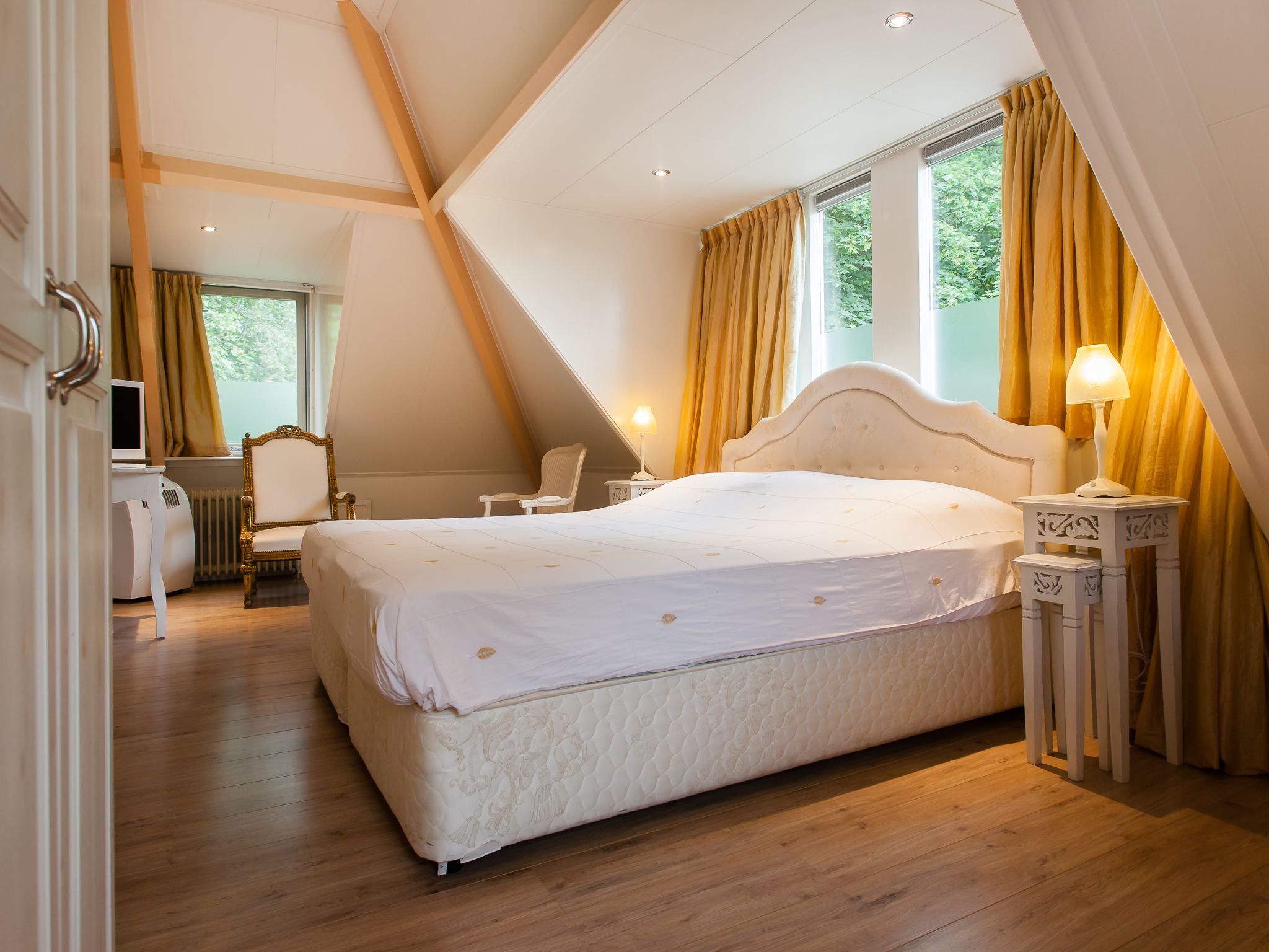 double room (the queensroom) | minibar, in-room safe, desk, iron/ironing board