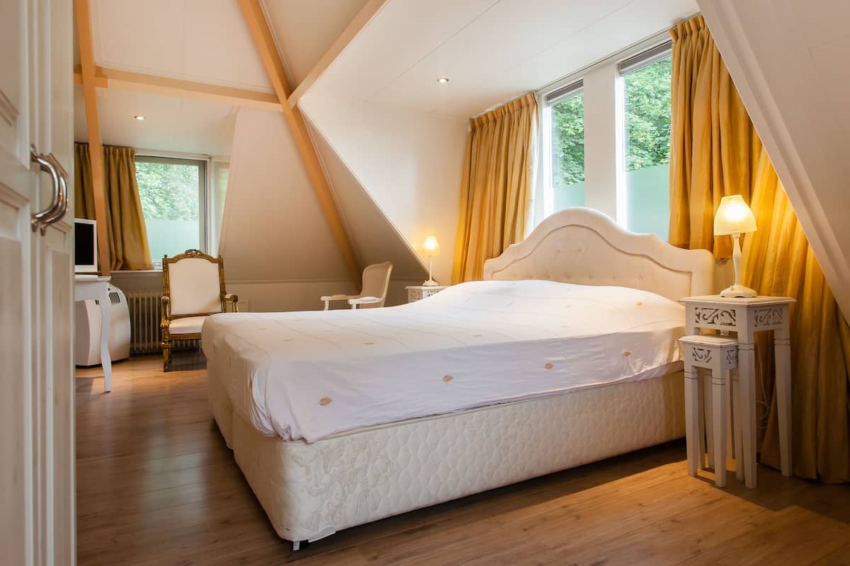 double room (the queensroom) | minibar, in-room safe, desk, iron/ironing board