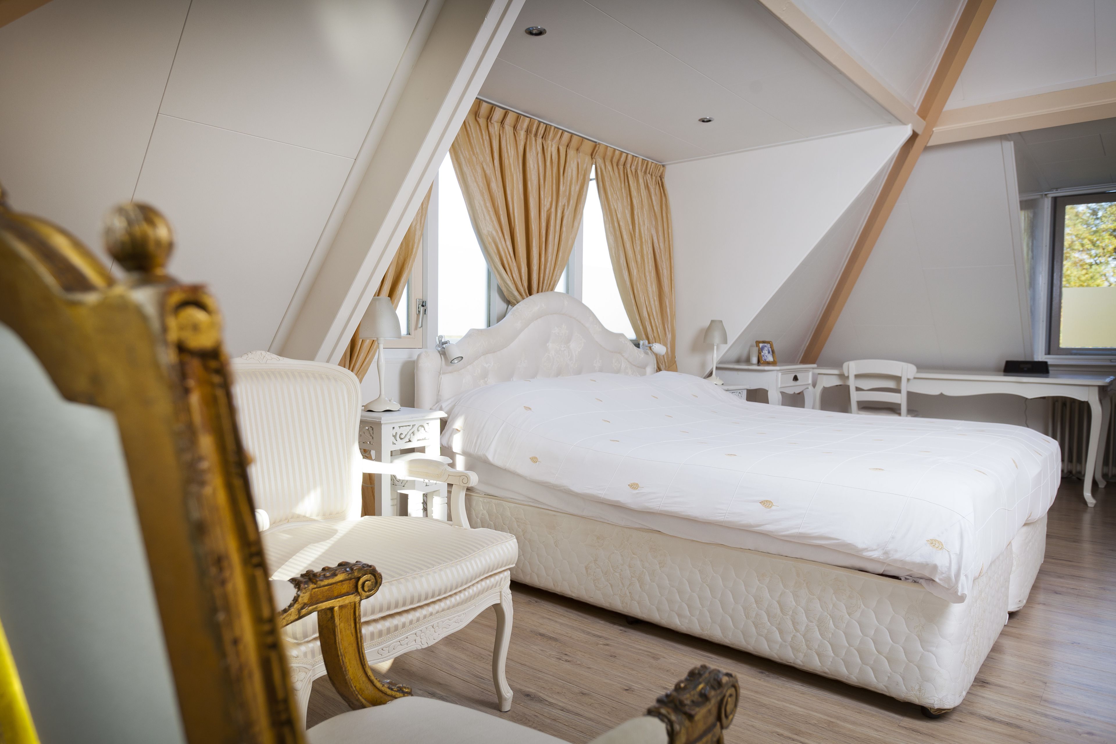 double room (the queensroom) | minibar, in-room safe, desk, iron/ironing board