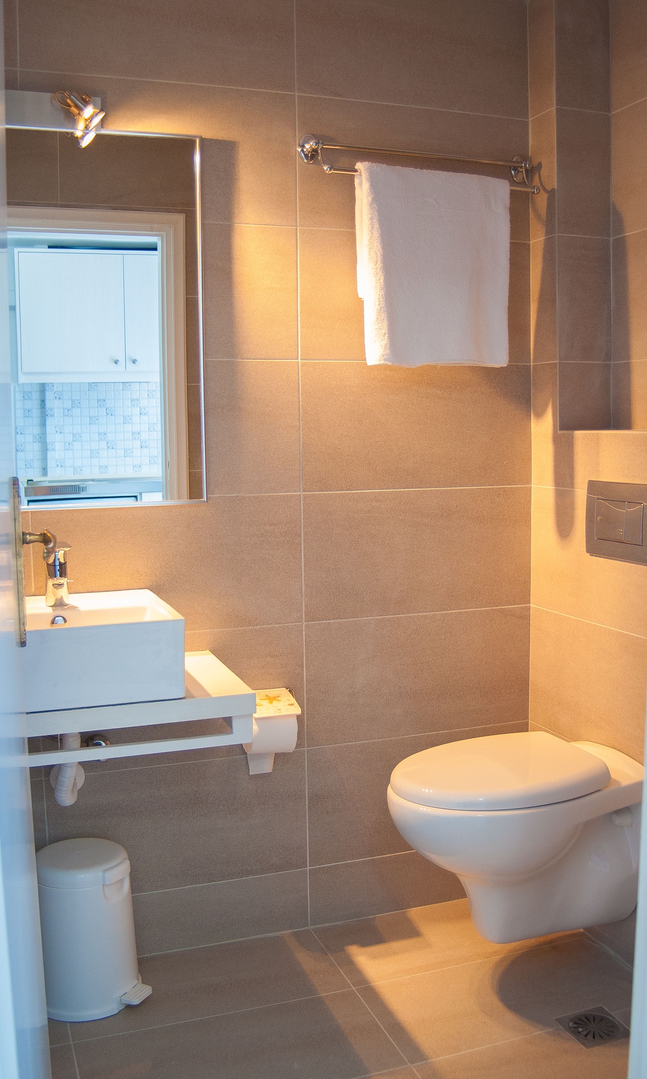 apartment, 1 bedroom, partial sea view | bathroom | shower, hair dryer, towels, shampoo