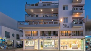 Um edifício com vários andares, varandas e uma fachada com a inscrição