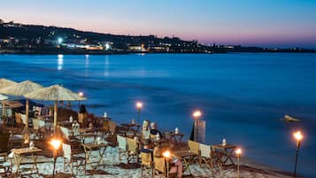 Plage, chaises longues, parasols, serviettes de plage