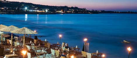 Am Strand, Liegestühle, Sonnenschirme, Strandtücher