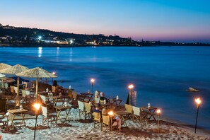 On the beach, sun loungers, beach umbrellas, beach towels - Villa Sonia (Hersonissos)
