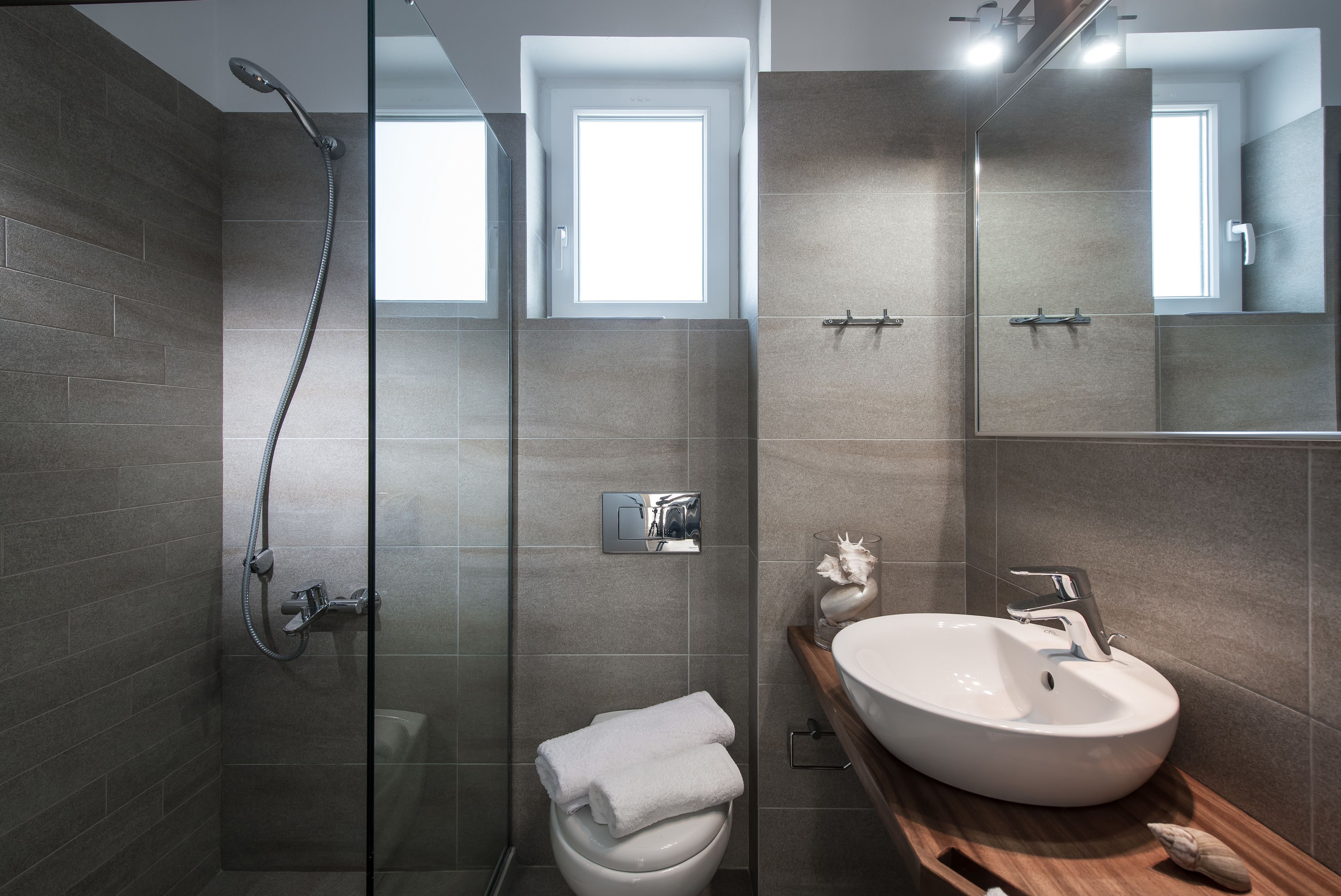 studio, partial sea view | bathroom | shower, hair dryer, towels, shampoo