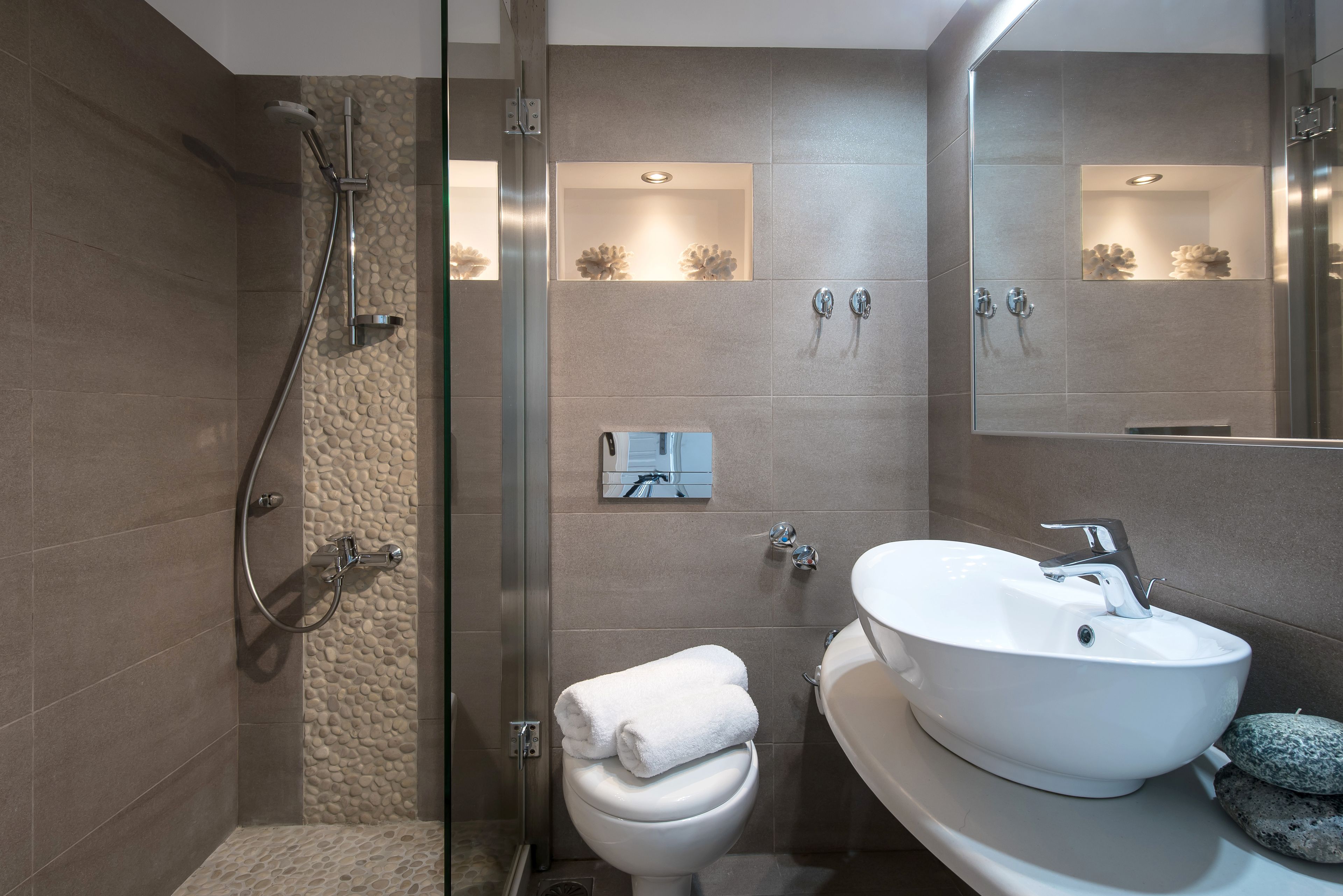 superior apartment, sea view | bathroom | shower, hair dryer, towels, shampoo