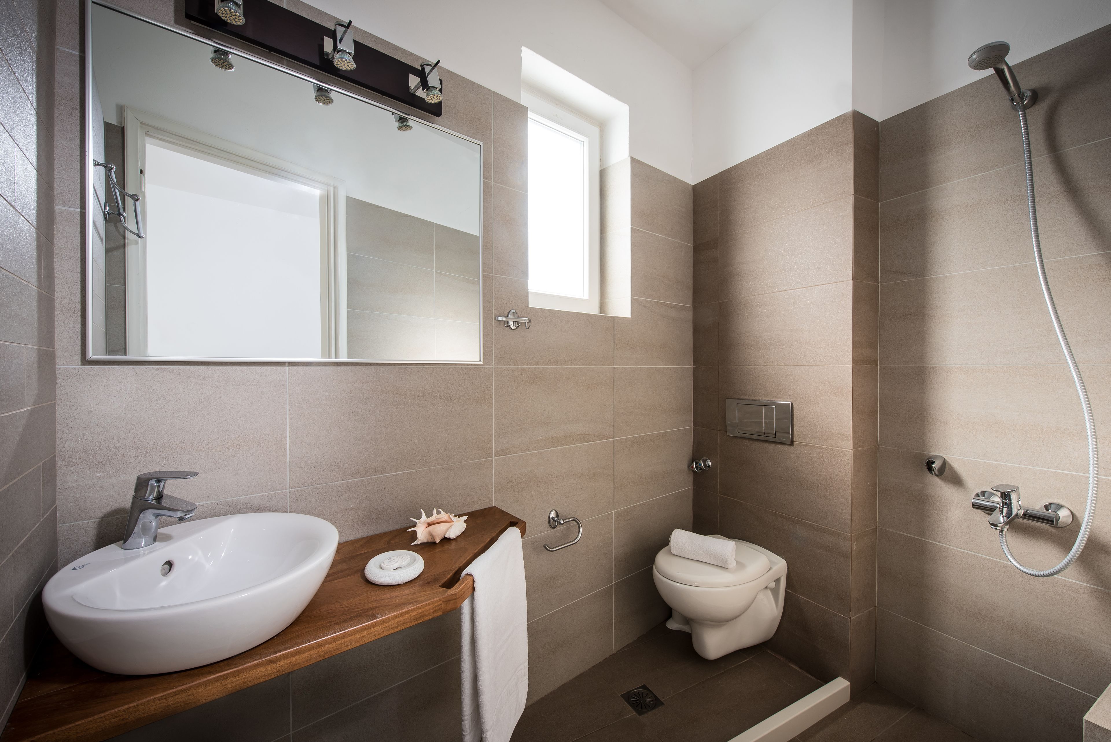 shower, hair dryer, towels, shampoo