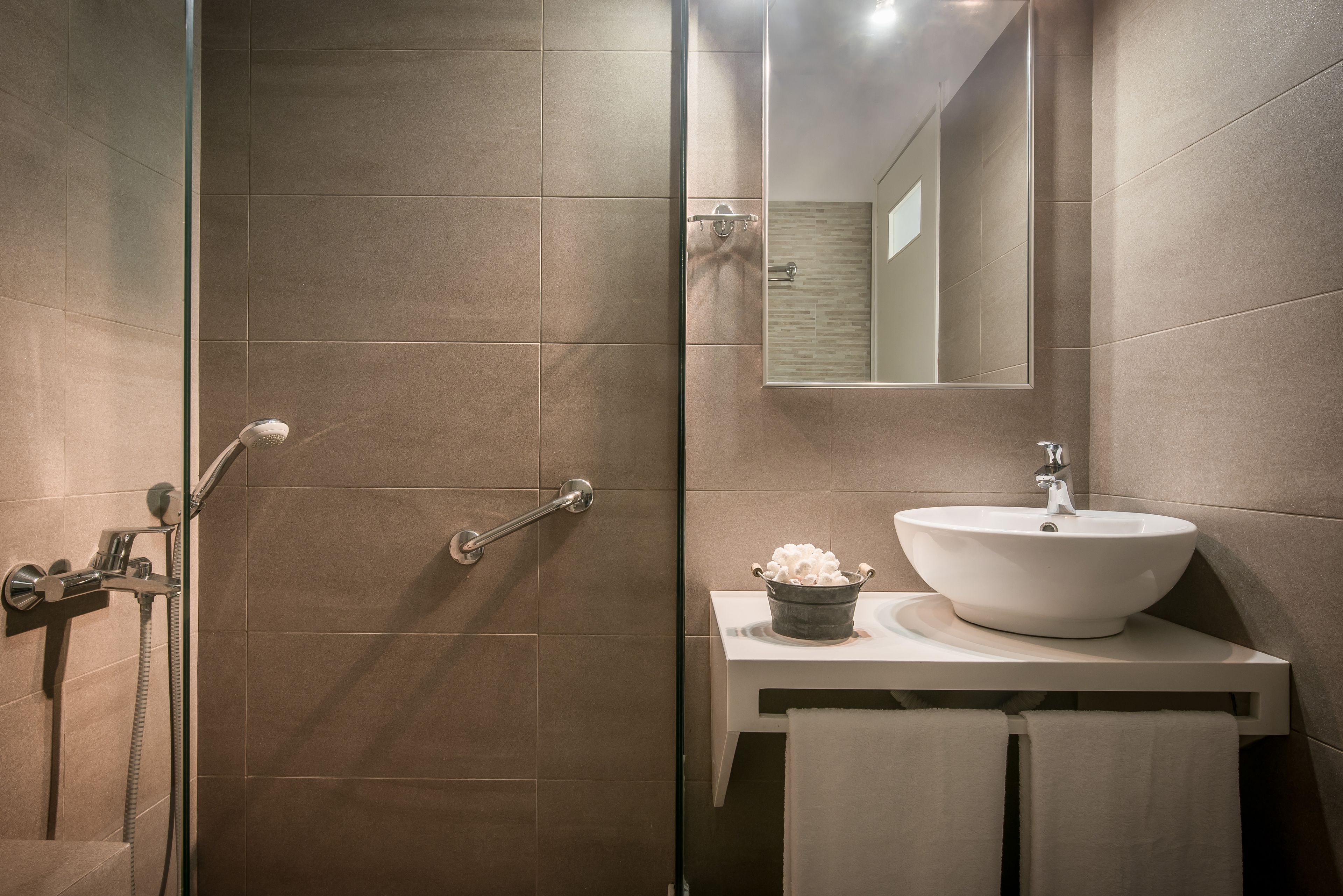 shower, hair dryer, towels, shampoo