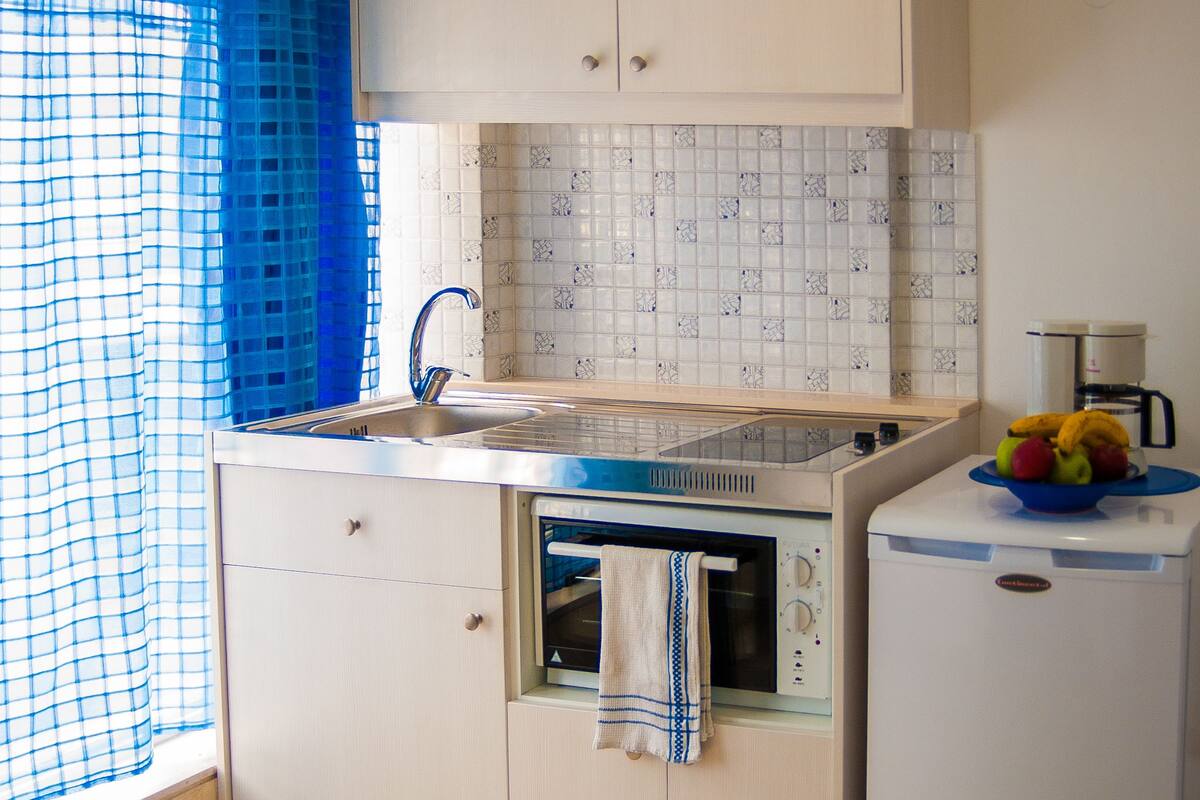 apartment, 1 bedroom, partial sea view | private kitchenette | fridge, coffee/tea maker, electric kettle, cookware/dishes/utensils