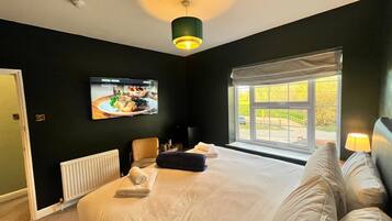 Sviitti, kylpyhuone makuuhuoneen yhteydessä | 1 makuuhuone, egyptinpuuvillaiset lakanat, ylelliset vuodevaatteet