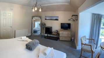 Kahden hengen superior-huone, kylpyhuone makuuhuoneen yhteydessä | Kylpyhuone | Suihku, hiustenkuivaaja, pyyhkeet