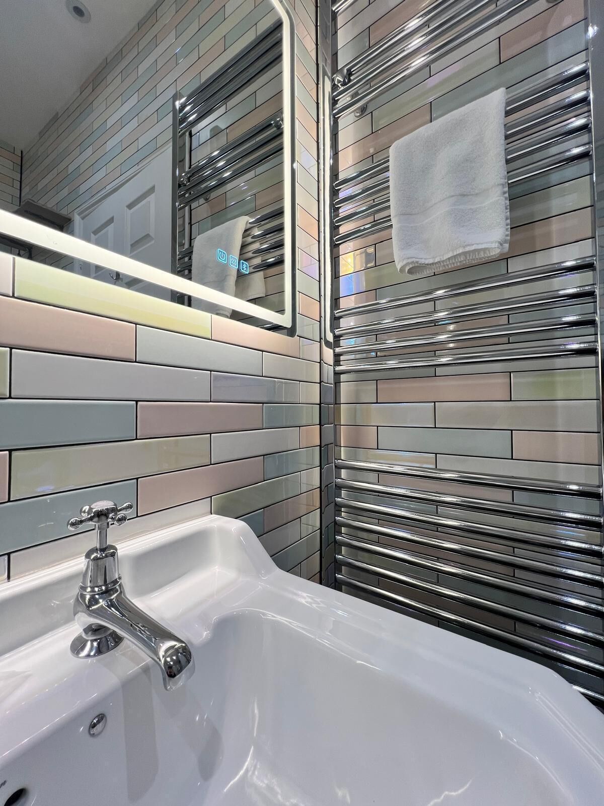 Suite, Ensuite | Bathroom | Shower, hair dryer, towels