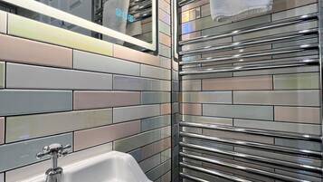 Suite, Ensuite | Bathroom | Shower, hair dryer, towels