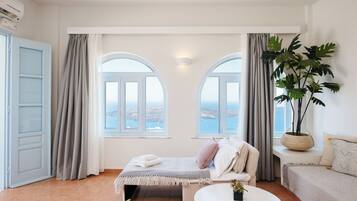 Superior Suite (Caldera view) | Premium bedding, minibar, in-room safe, soundproofing