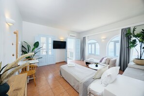 Premium bedding, minibar, in-room safe, soundproofing - Kastro Suites (Santorini)