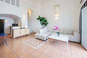 Grand Suite (Caldera View) | Living room