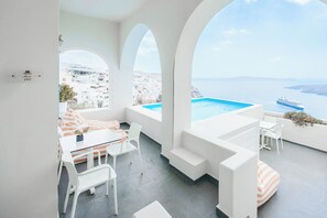 Premium bedding, minibar, in-room safe, soundproofing - Kastro Suites (Santorini)