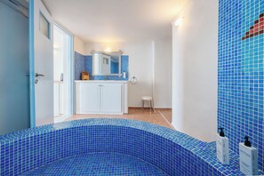 Junior Suite | Bathroom | Free toiletries, hair dryer, bathrobes, slippers