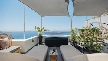 Deluxe Studio Suite, 1 Double Bed | Terrace/patio