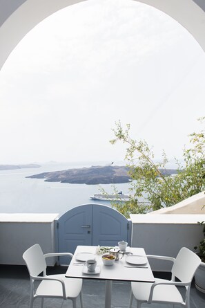 Grand Suite (Caldera View) | Beach/ocean view