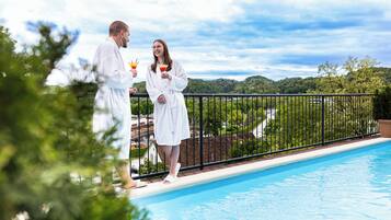 Alberca techada, alberca al aire libre por temporada y camastros