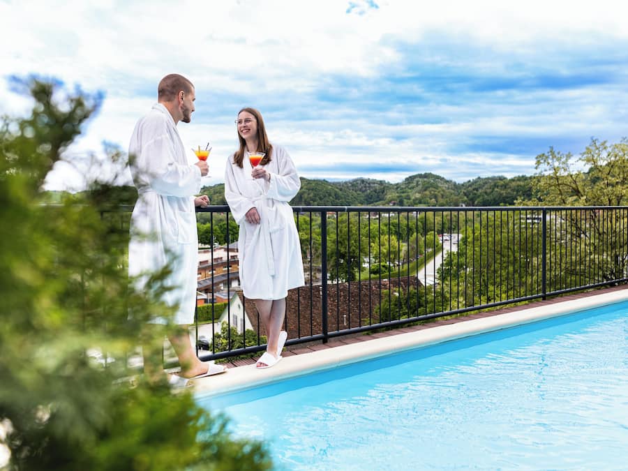 Piscina interna, piscina externa sazonal, espreguiçadeiras