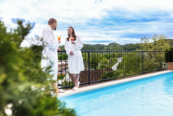 Indoor pool, seasonal outdoor pool, pool loungers