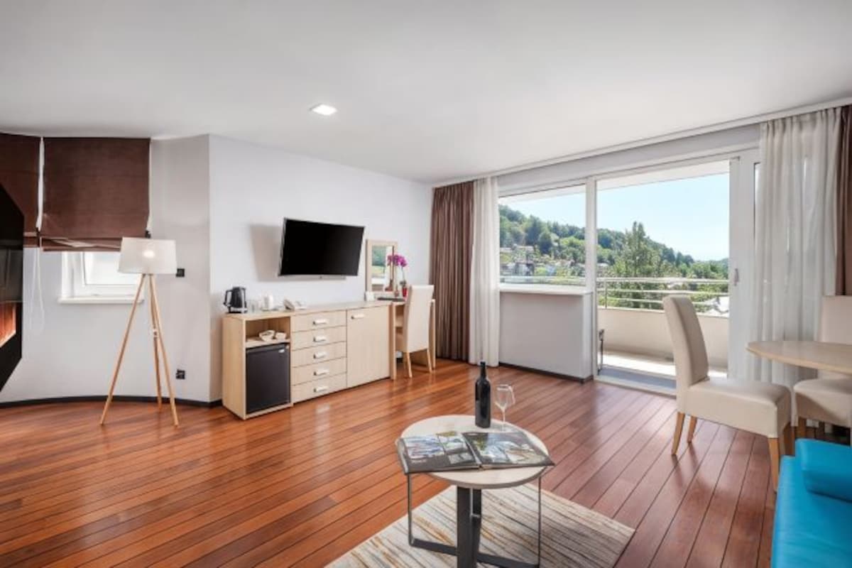 Living area | 82-cm LCD TV with satellite channels, TV