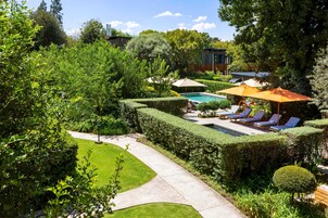 Classic Room | Piscina al aire libre | 2 piscinas al aire libre, sombrillas, tumbonas