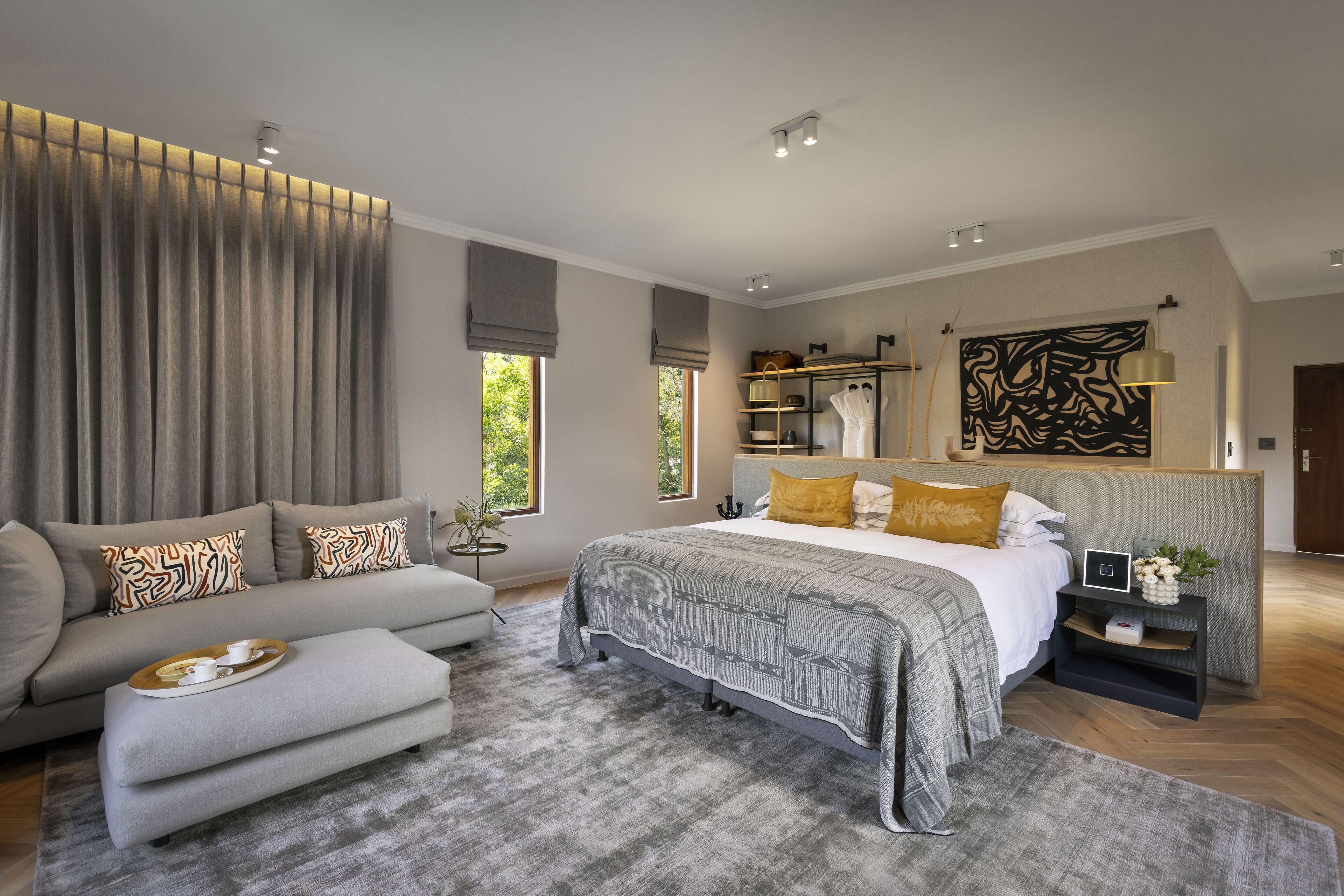 peech suite | egyptian cotton sheets, premium bedding, minibar, in-room safe