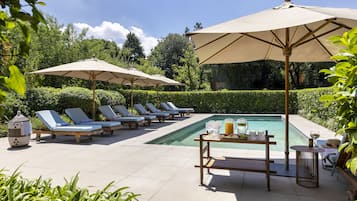 2 piscines extérieures, parasols de plage, chaises longues