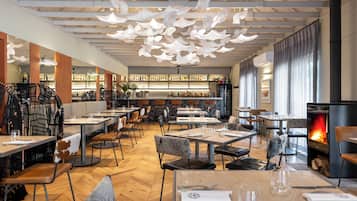 2 restaurantes, se sirven desayunos, comidas y cocina internacional